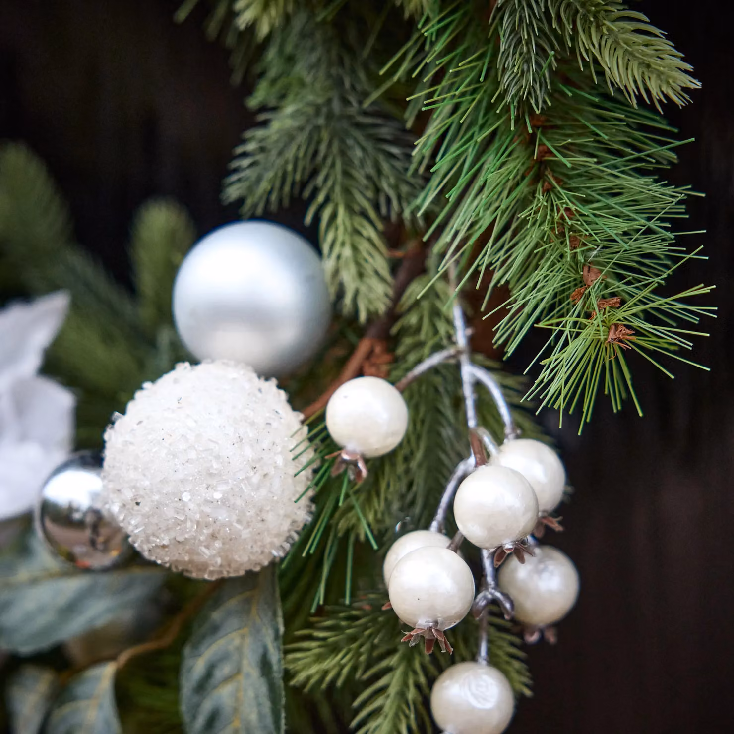 Dibor Valley Snowdrift Christmas Wreath in White, Green and Silver, Diameter: 42 cm – 4
