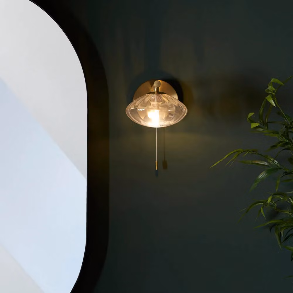 Loops Satin Brass Bathroom Wall Light with Ribbed Transparent Glass Shade, IP44 Rated Modern Sconce in Gold/Brass – 3