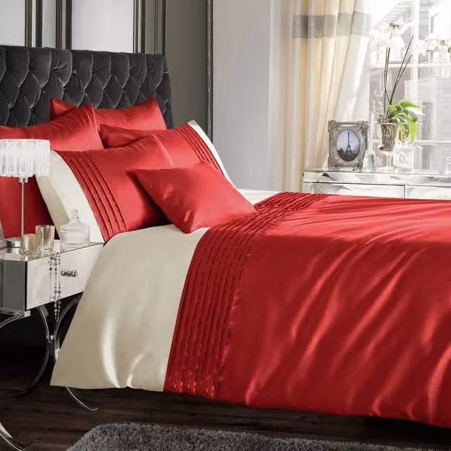 Intimates Perez Red Faux Silk Duvet Cover and Pillowcase Set, W/D/H: 220 x 200 cm
