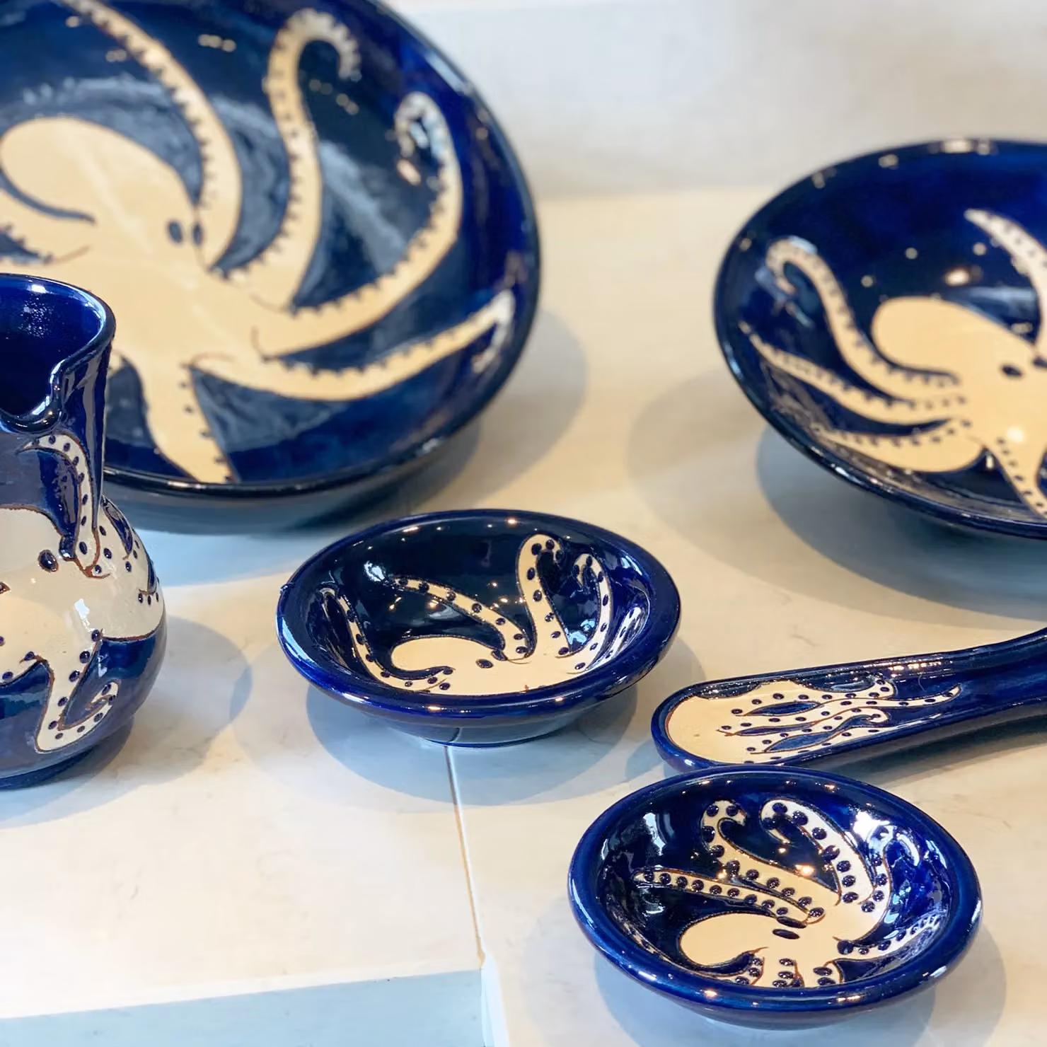 Verano Spanish Ceramics Blue and White Hand Painted Octopus Ceramic Utensil Spoon Rest, Length: 28 cm – 6