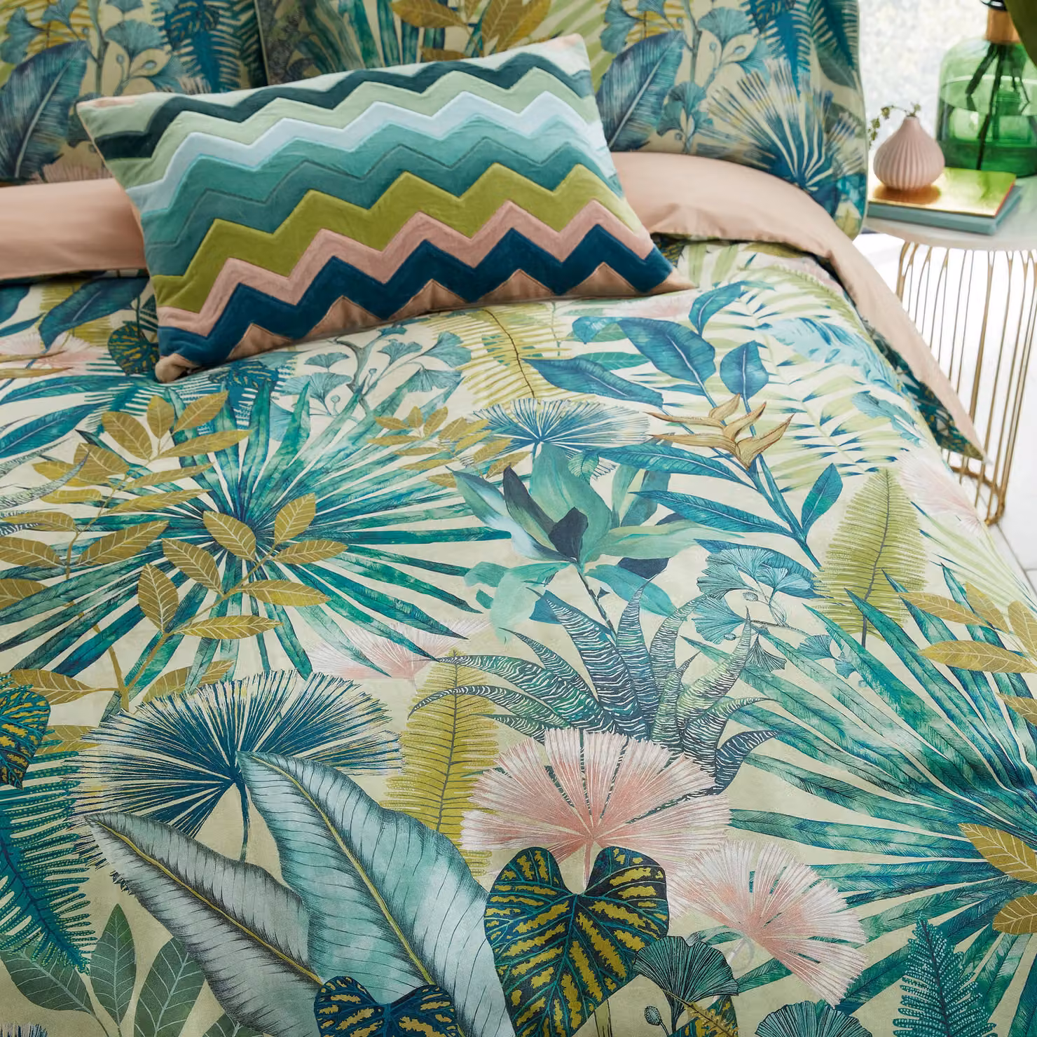 Harlequin Floreana Reversible Cotton Mako Satin Duvet Cover and Pillowcase Set in Green and Pink, W: 180 cm, L: 200 cm – 4