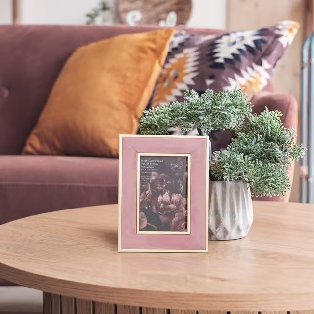 The Port. Co Gallery Single Rectangular Velvet Photo Frame in Pink with Gold Edges, W: 15.24 cm x H: 10.16 cm