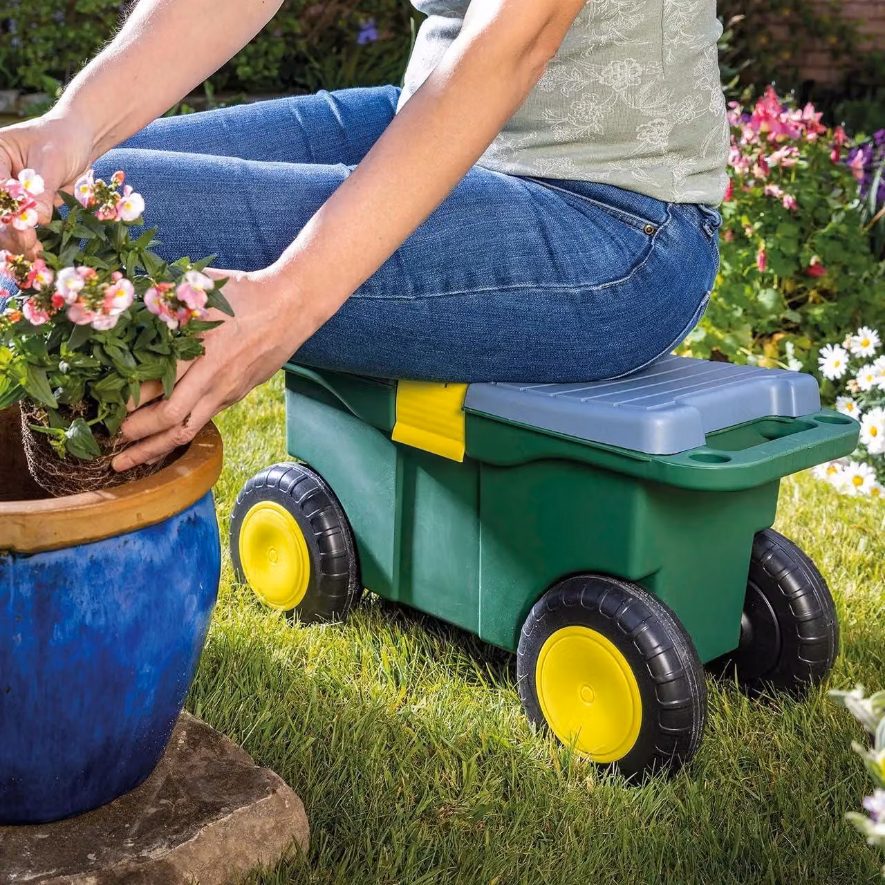 mysmartbuy Garden Tool Trolley and Seat in Green, Plastic Storage Cart with 4 Wheels, 2 Handles, Clasp Lid and Removable Tray, H: 30 cm, W: 55 cm, D: 27 cm – 3