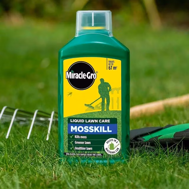 Miracle-Gro Liquid Nitrogen Moss Killer Concentrate for Lawn Care, 1 l