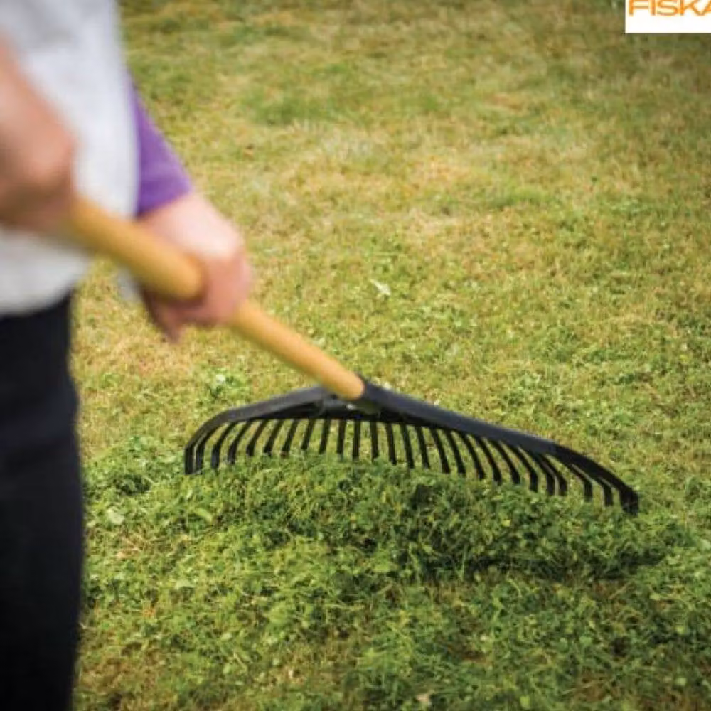 Fiskars Classic Large Leaf Rake in Black with Plastic Tines – 2