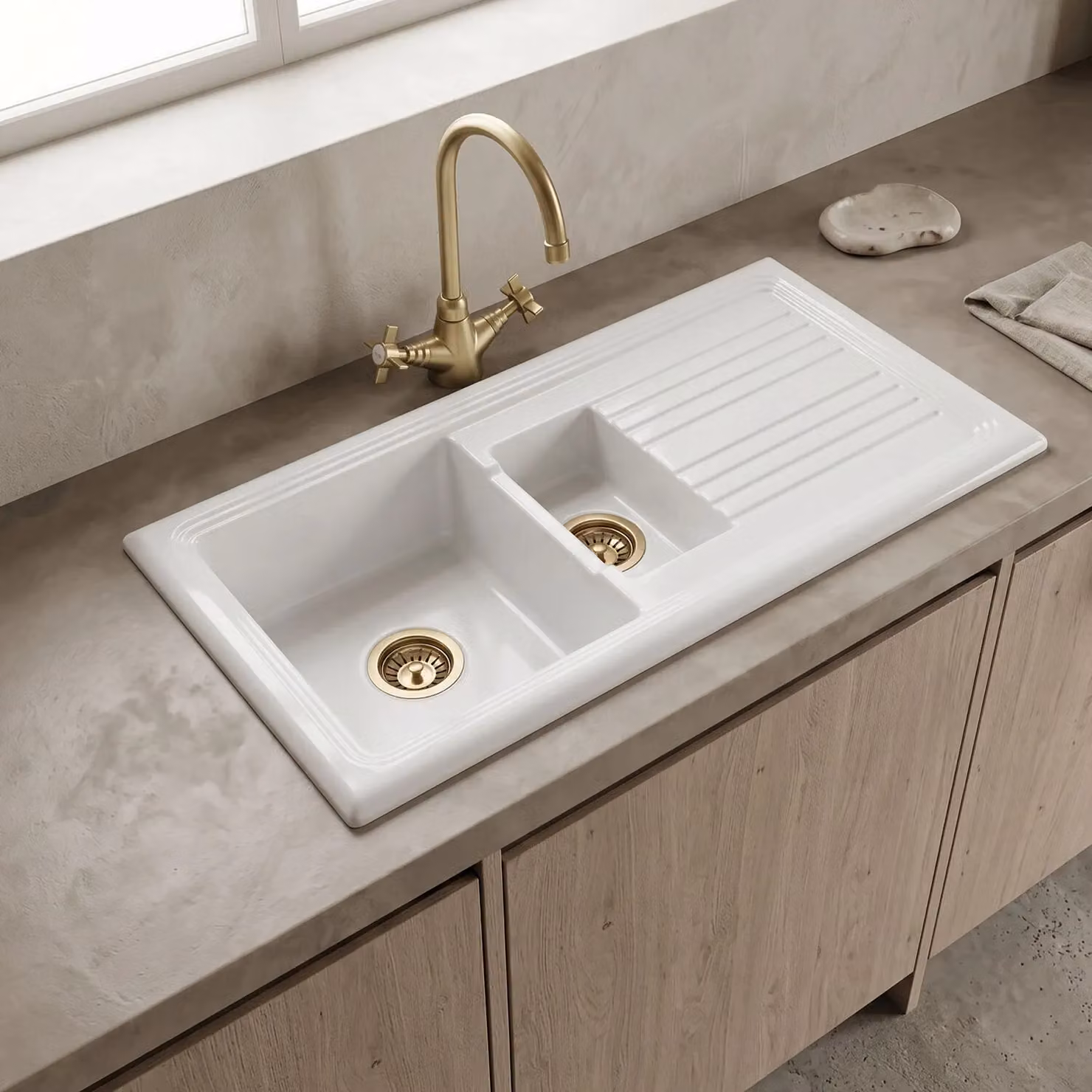 Balterley White Ceramic 1.5 Bowl Kitchen Sink with Reversible Drainer, Mixer Tap and Waste in Brushed Brass, W: 101 cm – 2