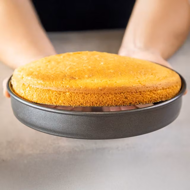 MasterClass Set of 2 Non-Stick Loose Base Round Carbon Steel Cake Tins, Grey, Diameter: 23 cm