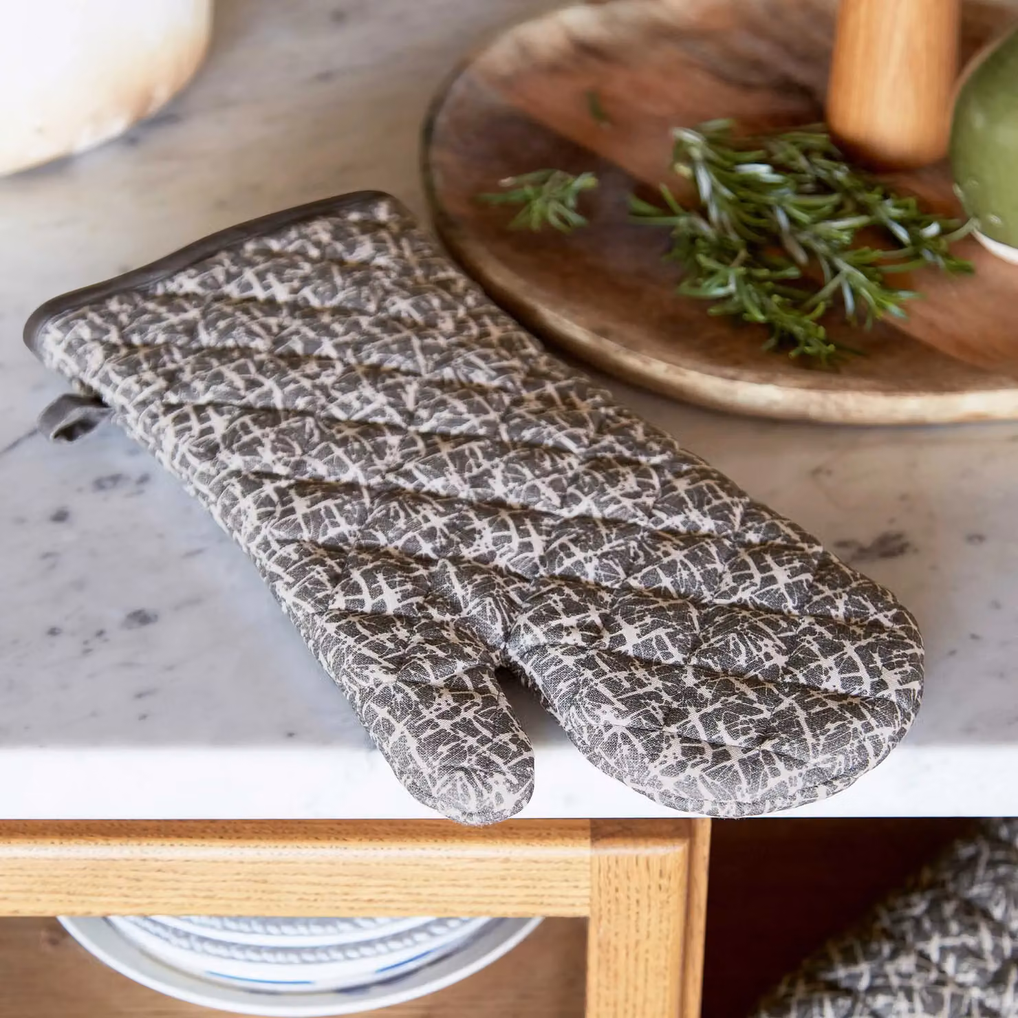 Abigail Ahern x Murmur Camille Single Cotton Oven Glove in Grey – 2