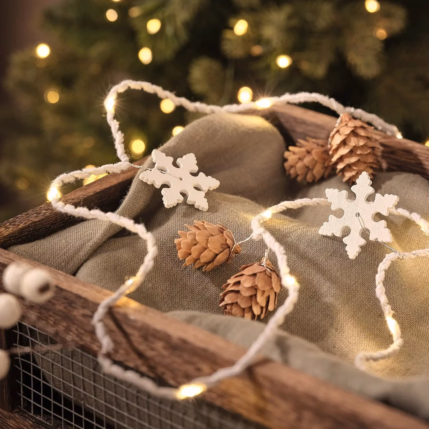 Lights4fun Snowflake and Pinecone Warm White Micro LED Battery Operated Garland, Length: 1.8 m
