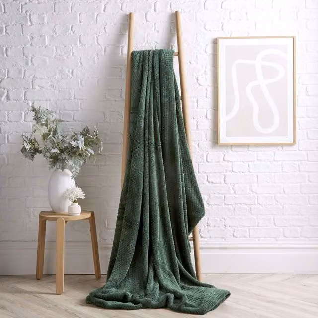 NewEdgeBlinds Cloud Honeycomb Geometric Fleece Throw in Green, 200 cm