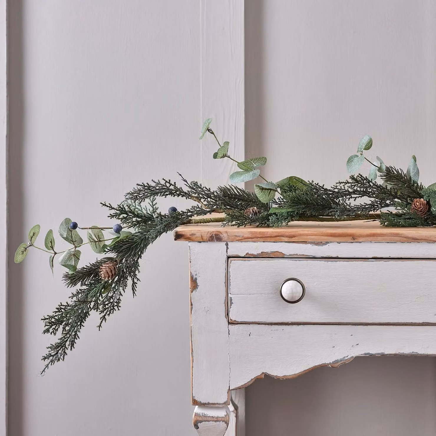 Lights4fun 1.5m Artificial Autumn and Winter Foliage Garland with Blueberries and Pinecones in Blue and Green – 1