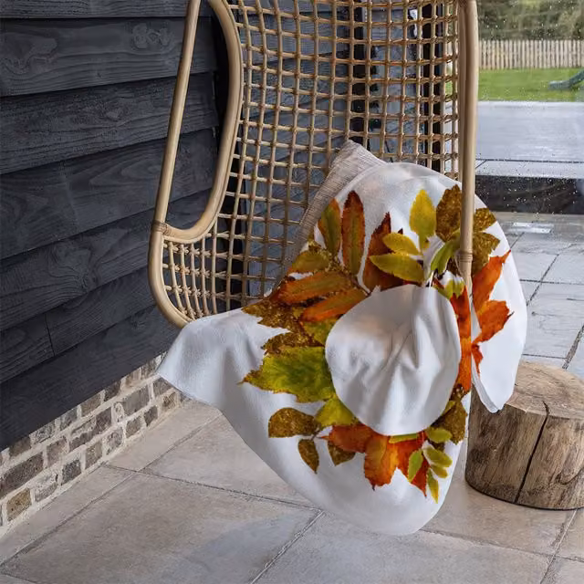 Benjamin Tate Design Circled Autumn Leaves Fleece Blanket in Orange, Beige and Multicolour, W/D/H: 120 x 150 cm – 1