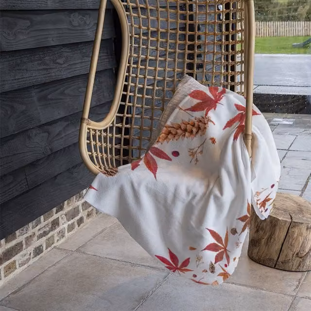 Benjamin Tate Design Autumn Leaves Half Border Fleece Blanket in Red, Sand and Beige, W/D/H: 120 x 150 cm