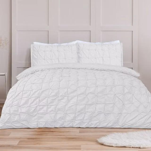 Smart Living Super Soft Rouched Pleat Duvet Cover and Pillowcase Set in White, Super King, 200 x 200 cm