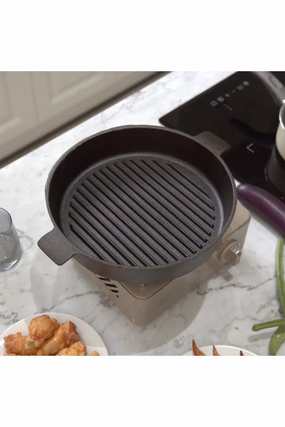 Living and Home Round Cast Iron Griddle Pan in Black, 27cm Diameter – 2