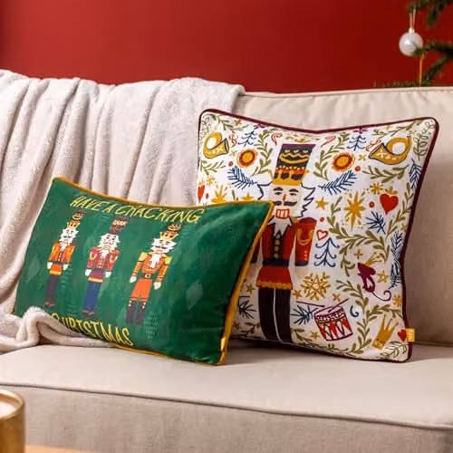 Riva Home Christmas Graphic Velvet Cushion in Green, W: 50 cm, H: 30 cm – 5