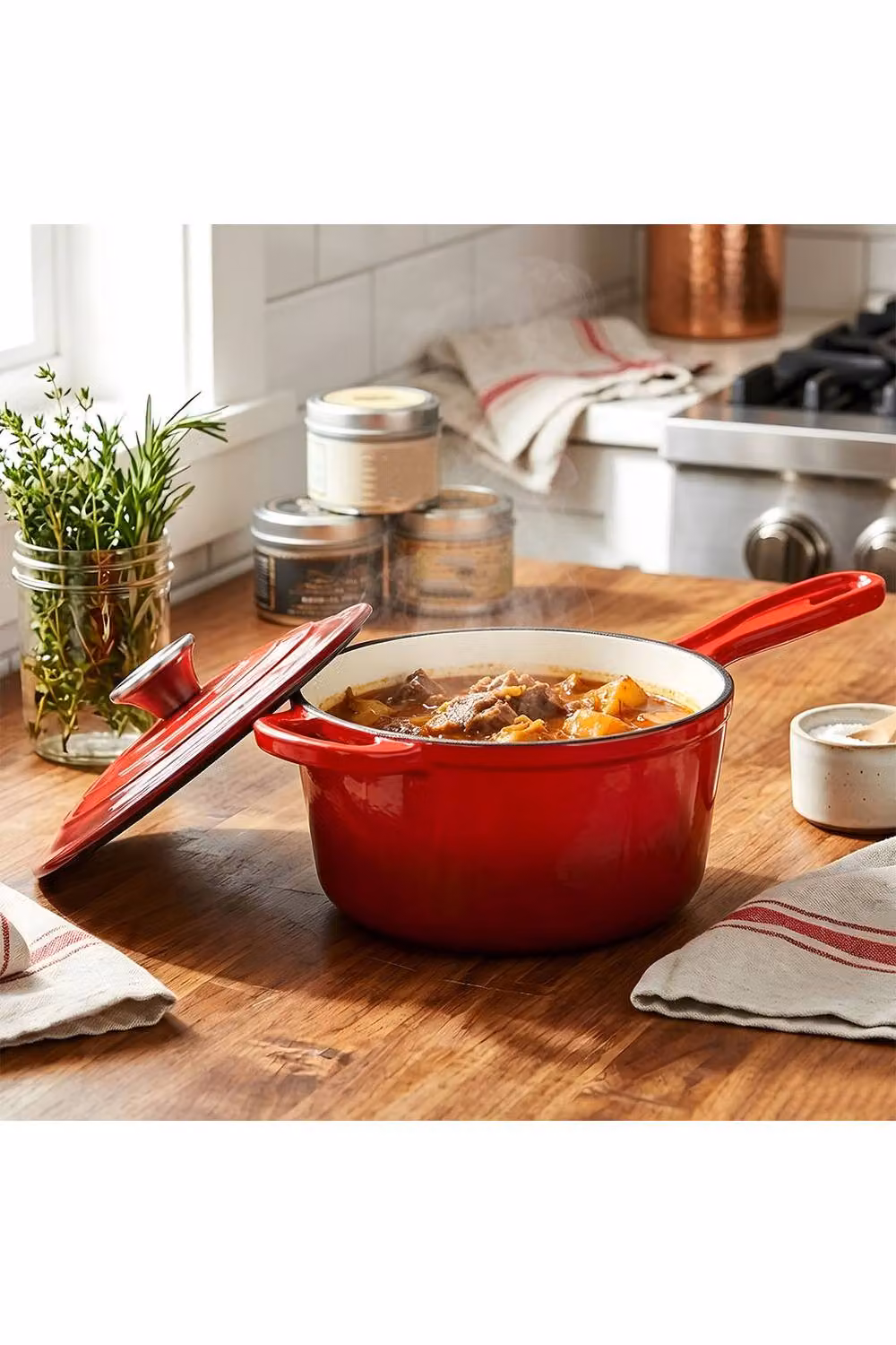 Living and Home Red Enamelled Cast Iron Saucepan with Lid, 2.5 l – 2