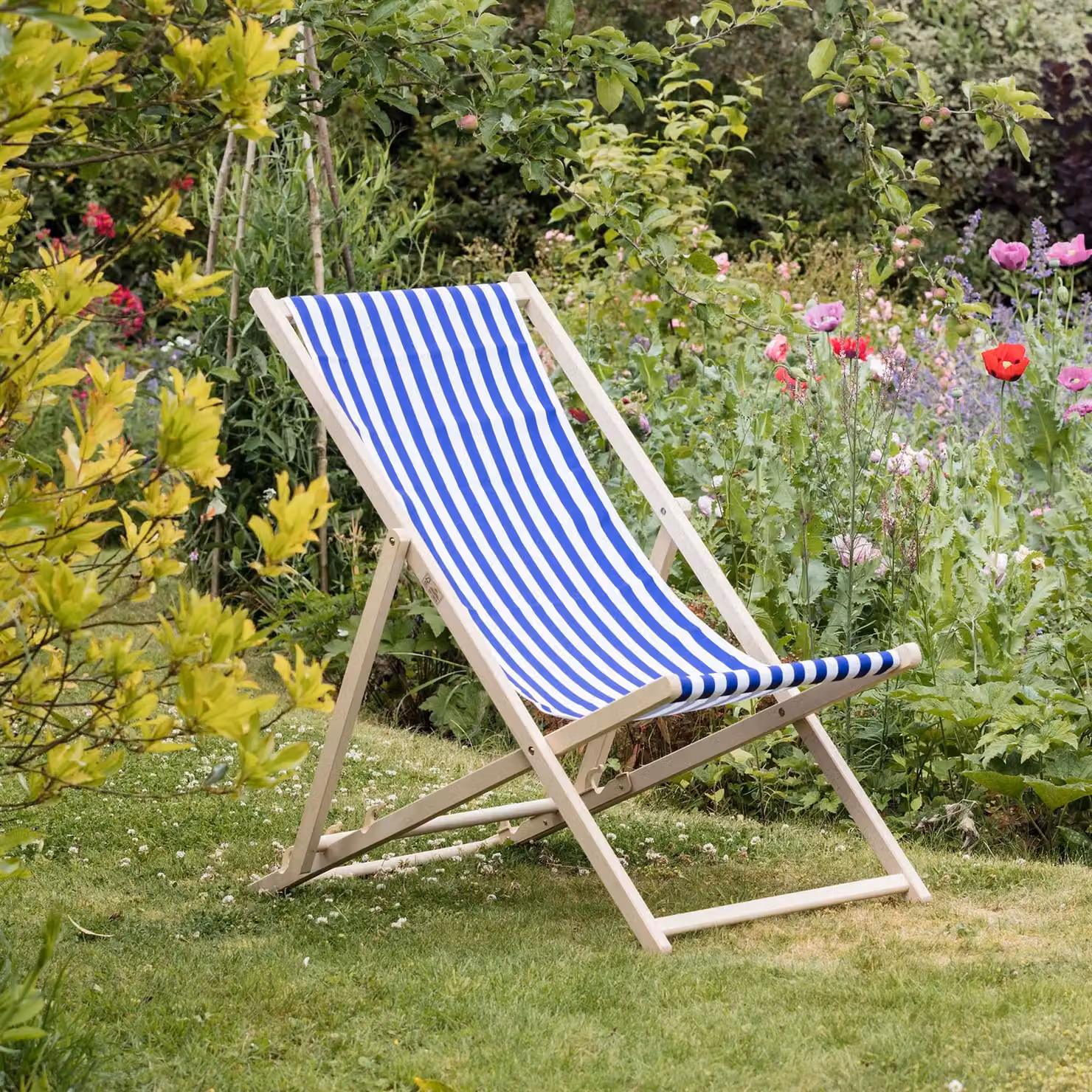 Harbour Housewares Navy Striped Folding Wooden Beech Deck Chairs, Pack of 2 – 2