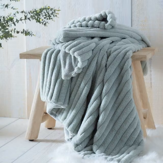 Appletree Morritz Green Polyester Fibre Throw W: 130 cm, D: 180 cm