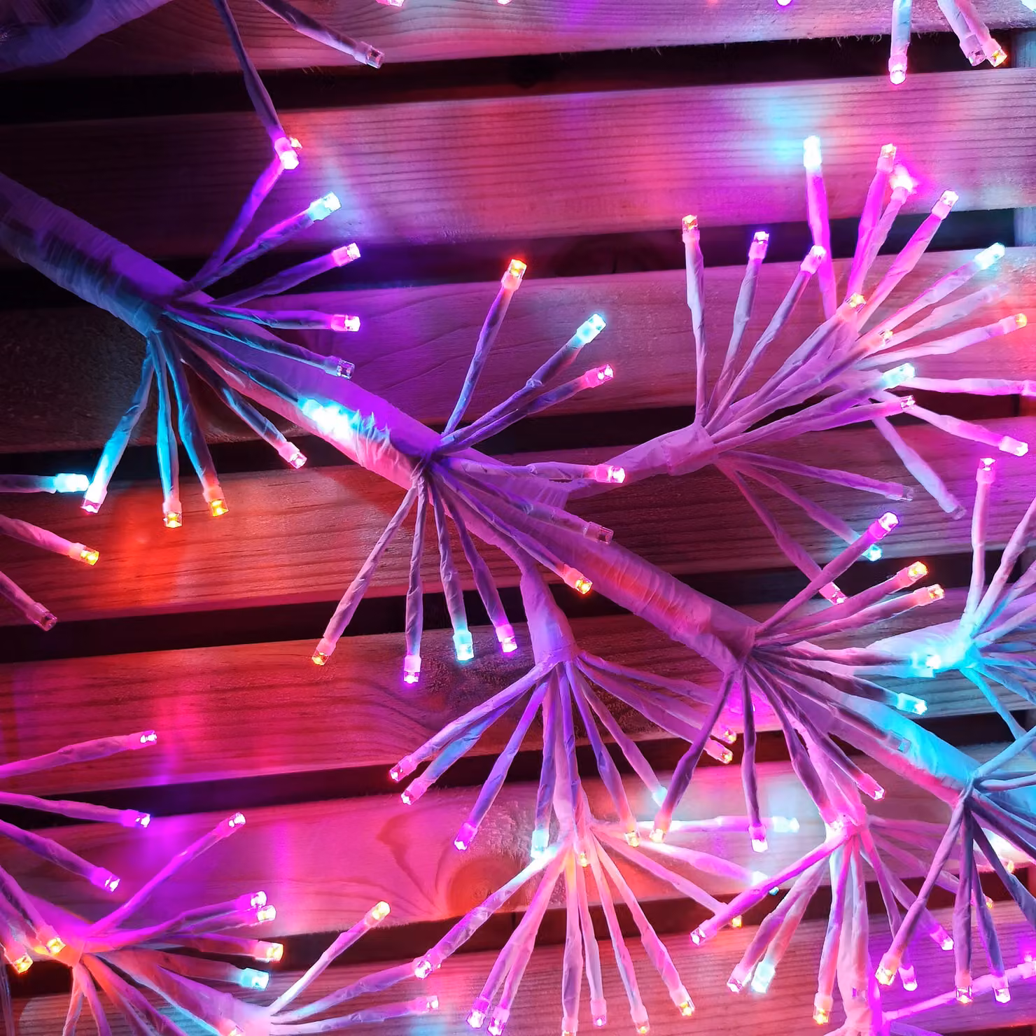 Samuel Alexander Twinkling Starburst Snowflake Christmas Decoration with 960 Rainbow LEDs in White and Multicolour, H 120 cm – 2