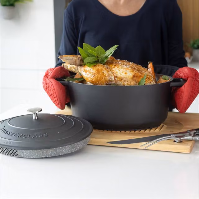 MasterClass Oval Cast Aluminium 6L Casserole Dish with Lid, Black, W: 40 cm, D: 27.5 cm, H: 22 cm