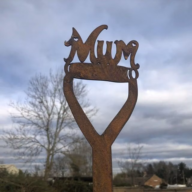 RW Norfolk Mum on a Spade Garden Ornament, Rustic Brown Metal Decoration