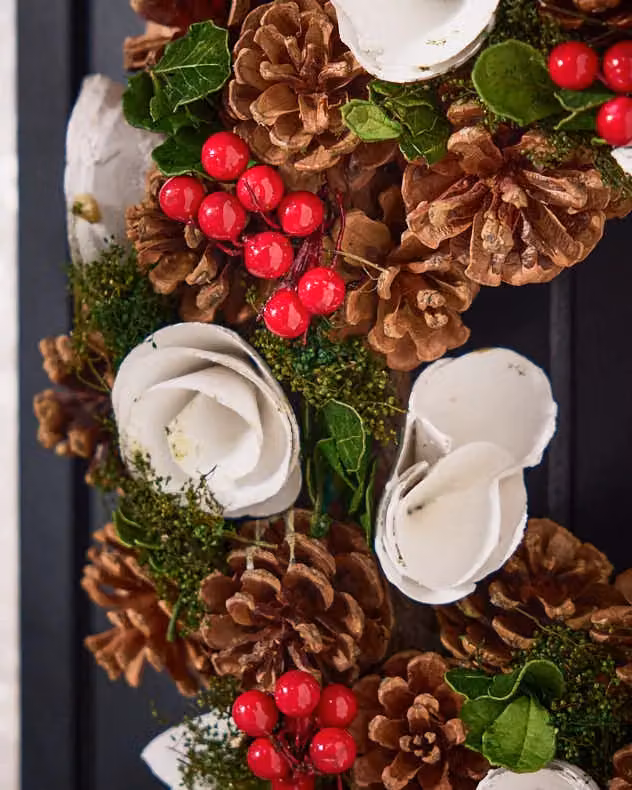 Dibor White Berries and Roses Christmas Wreath with Multicolour Floral Accents, Diameter: 36 cm – 3