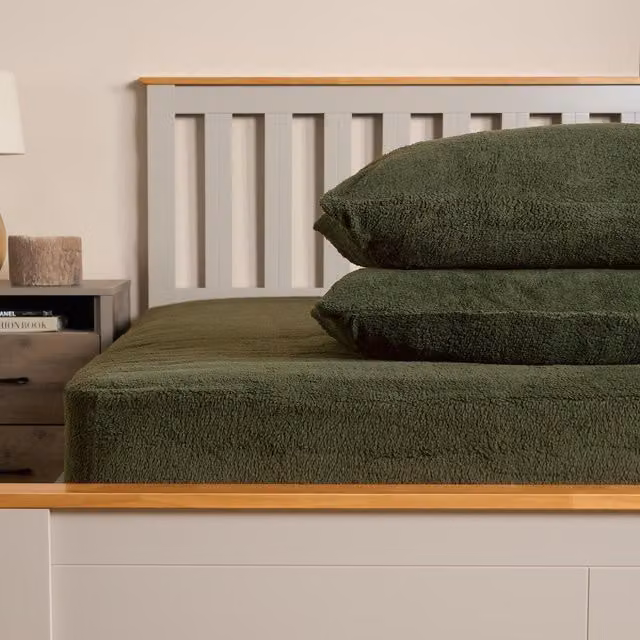 Brentfords Pack of 2 Plain Teddy Fleece Pillowcases in Green, W: 50 cm x H: 75 cm