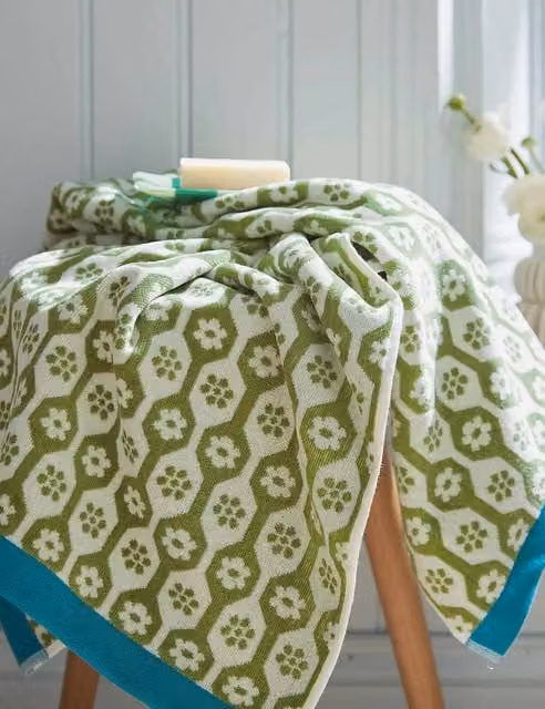 LAND & SHORE Fluffy Pure Cotton Floral Daisy Towel in Green