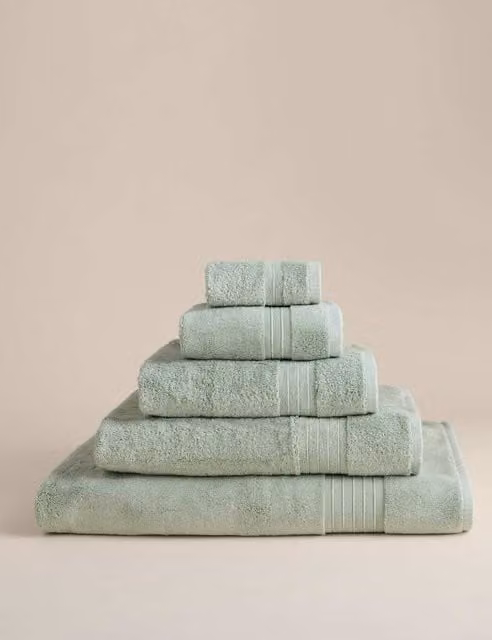 M&S Egyptian Cotton Fluffy Quick Drying Towel in Green