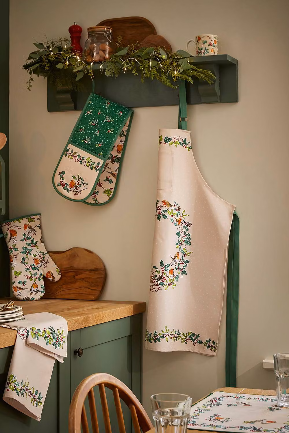 Ulster Weavers Christmas Robins Festive Print 100% Cotton Apron in Off-White – 3