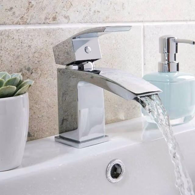 Bathroom Kingdom Descent Chrome Modern Single Lever Basin Mixer Tap in Silver
