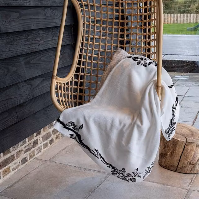 Benjamin Tate Design Rose & Vine Silhouette Floral Fleece Blanket in Black, Sand or White, W/H: 120 x 150 cm