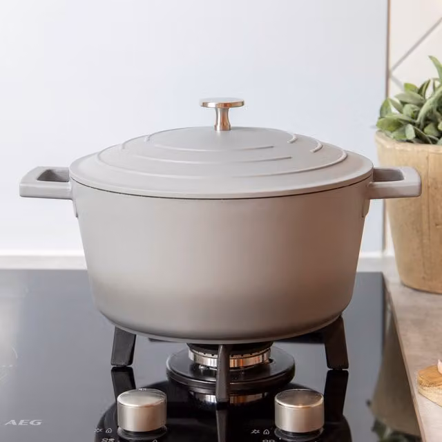 MasterClass Non-Stick Aluminium Lightweight 4 Litre Casserole Dish with Lid in Grey