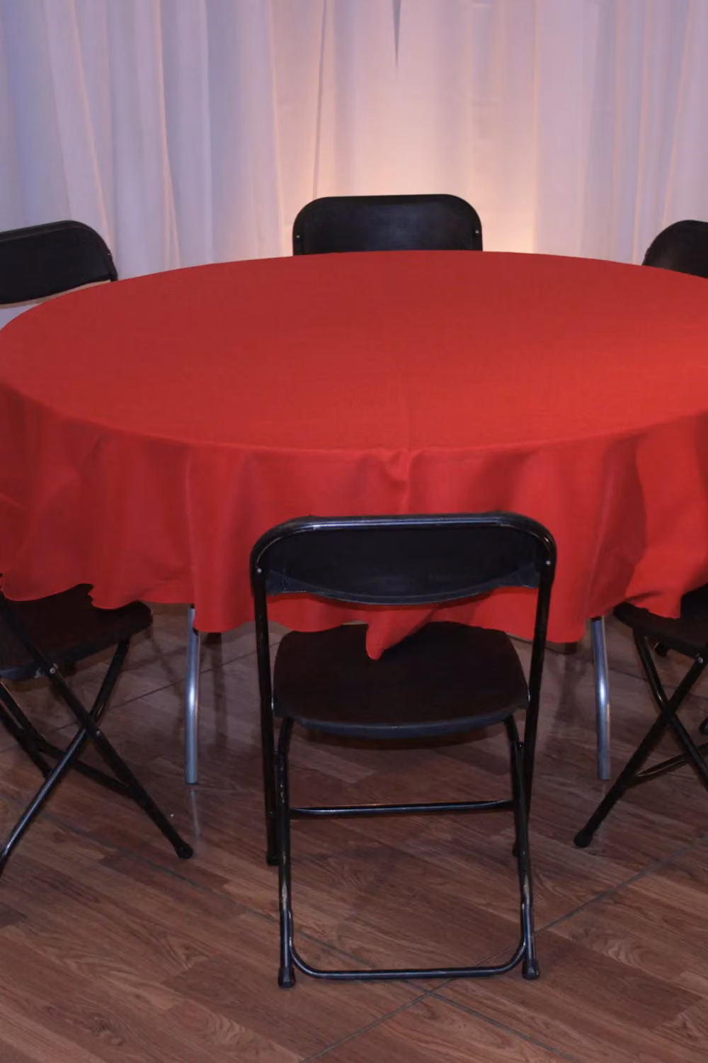 Neel Blue Round Spun Polyester Linen Tablecloth in Red, Diameter: 228.6 cm – 2