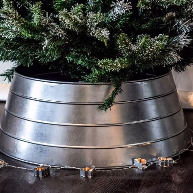 Ivyline Galvanised Metal Christmas Tree Skirt in Silver, H 26 cm x W 67 cm – 1