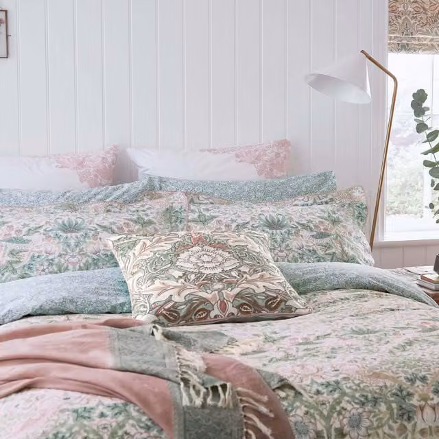 Morris & Co Strawberry Thief Cotton Percale Double Duvet Cover and Pillowcase Set in Pink and Green, W: 140 cm, L: 200 cm – 1