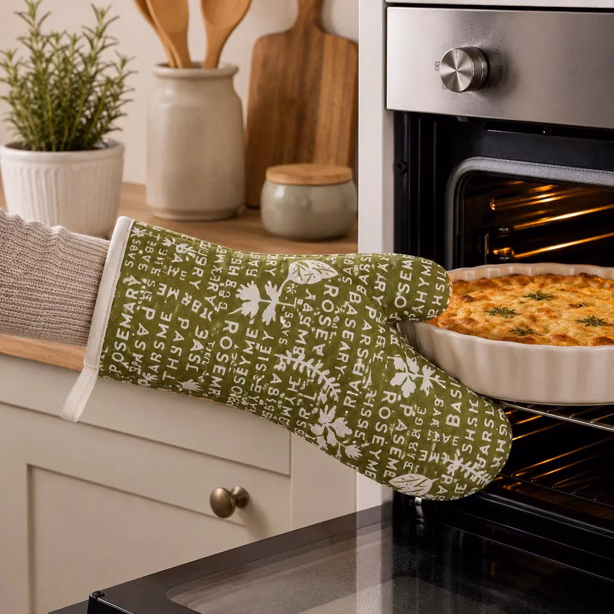 Orsina Single Oven Glove in Green with Classic Country Print and Quilted Heat-Resistant Lining – 3