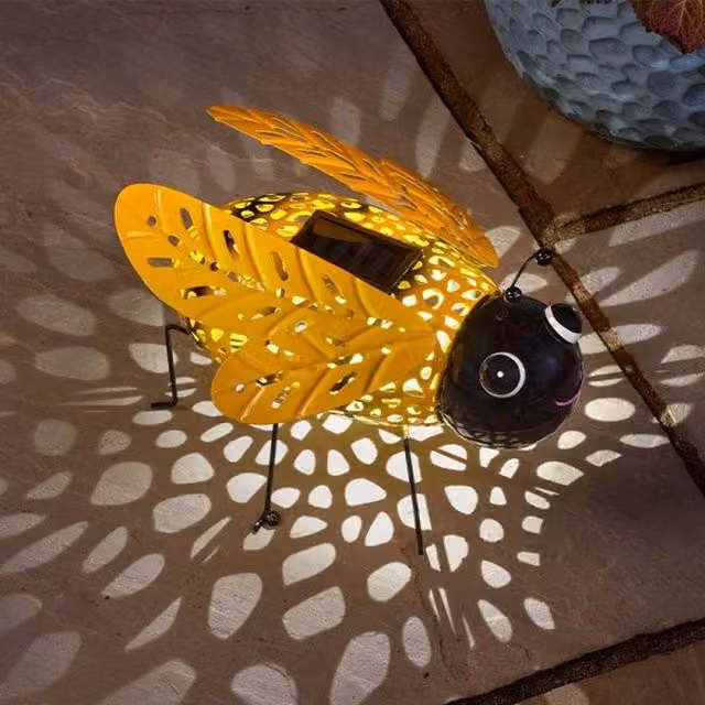 Garden Mile Solar Silhouette Bee Light in Yellow and Black Metal