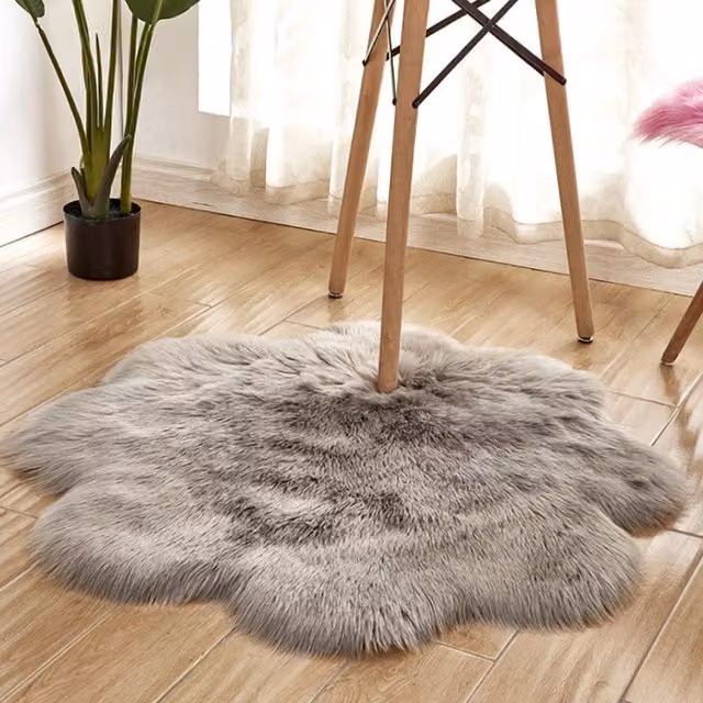 Livingandhome Grey Flower Shape Shaggy Faux Fur Decor Rug