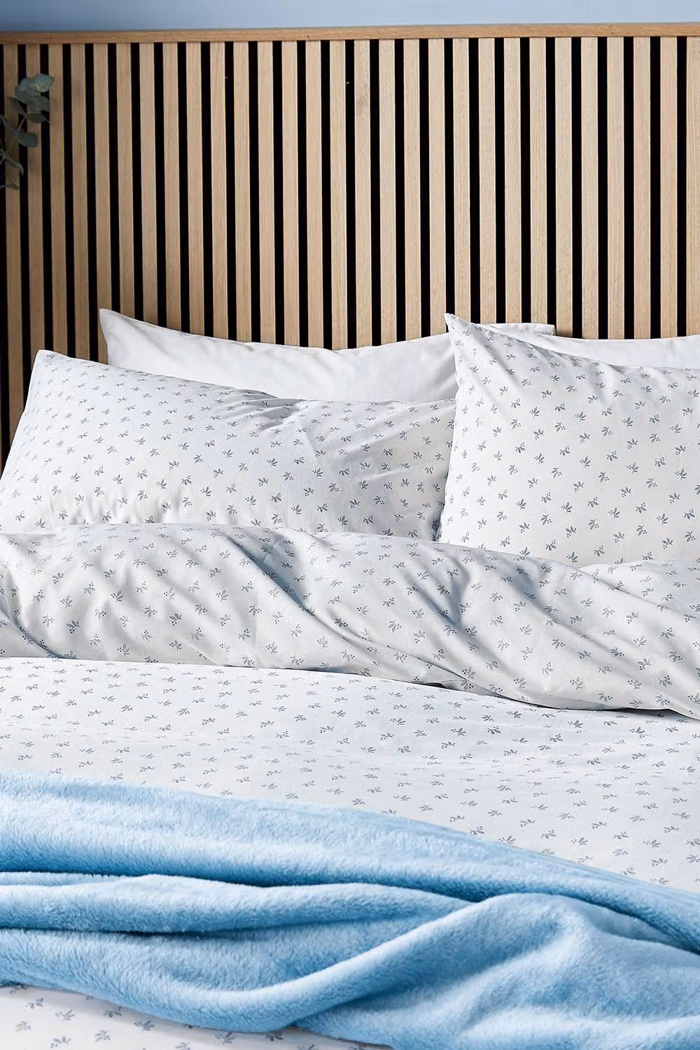 Helena Springfield Leaf Sprig Floral Duvet Cover and Pillowcase Set in Blue and White, W: 140 cm, L: 200 cm – 2