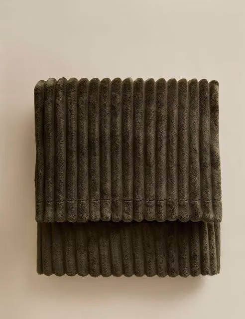 M&S Fluffy Ribbed Fleece Throw in Green