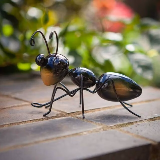 Garden Mile Large Metal Ant Wall Ornament in Black and Brown