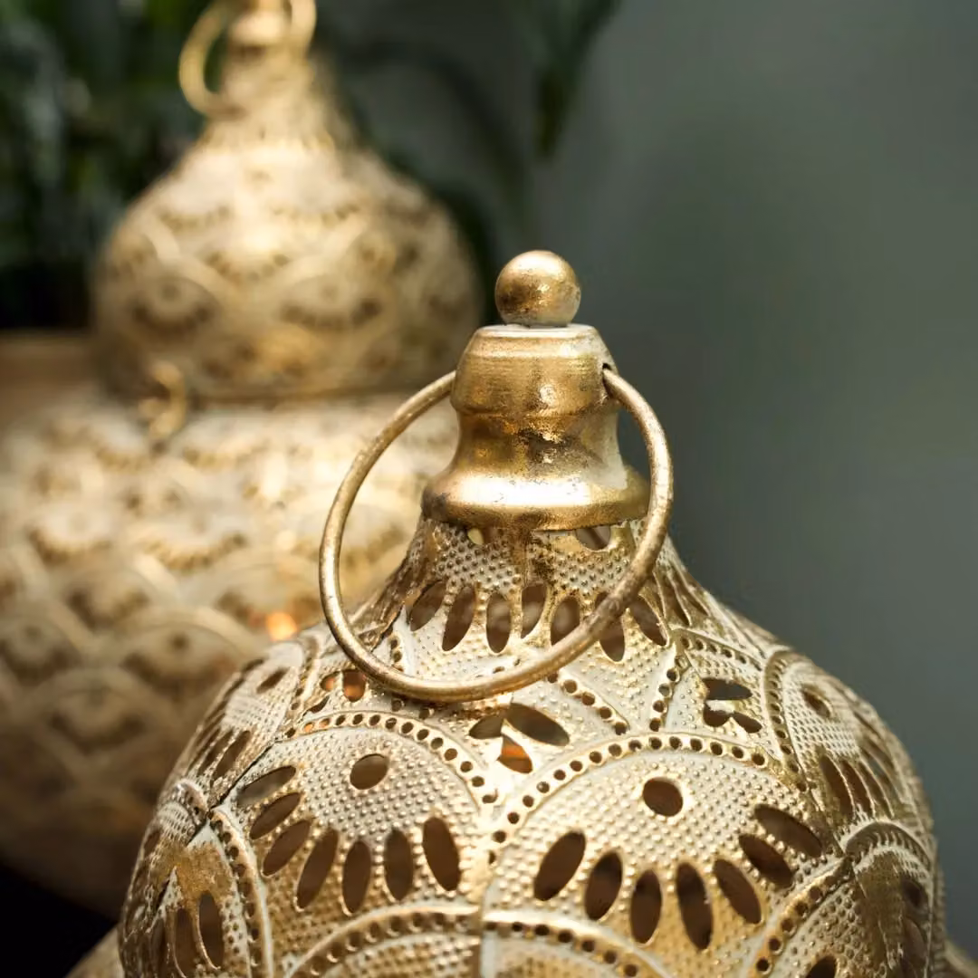 Madison & Mayfair Small Gold Lantern with Intricate Detailing, W/D/H: 25.5 x 25.5 x 33.0 cm – 4
