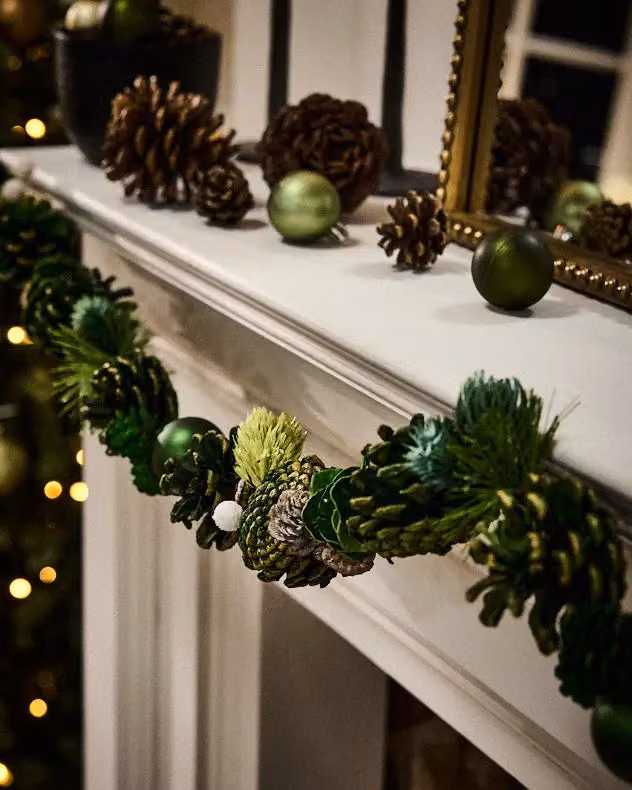 Dibor Woodland Green Christmas Tabletop Garland with Multicolour Baubles and Foliage, Length: 1.2 m – 2
