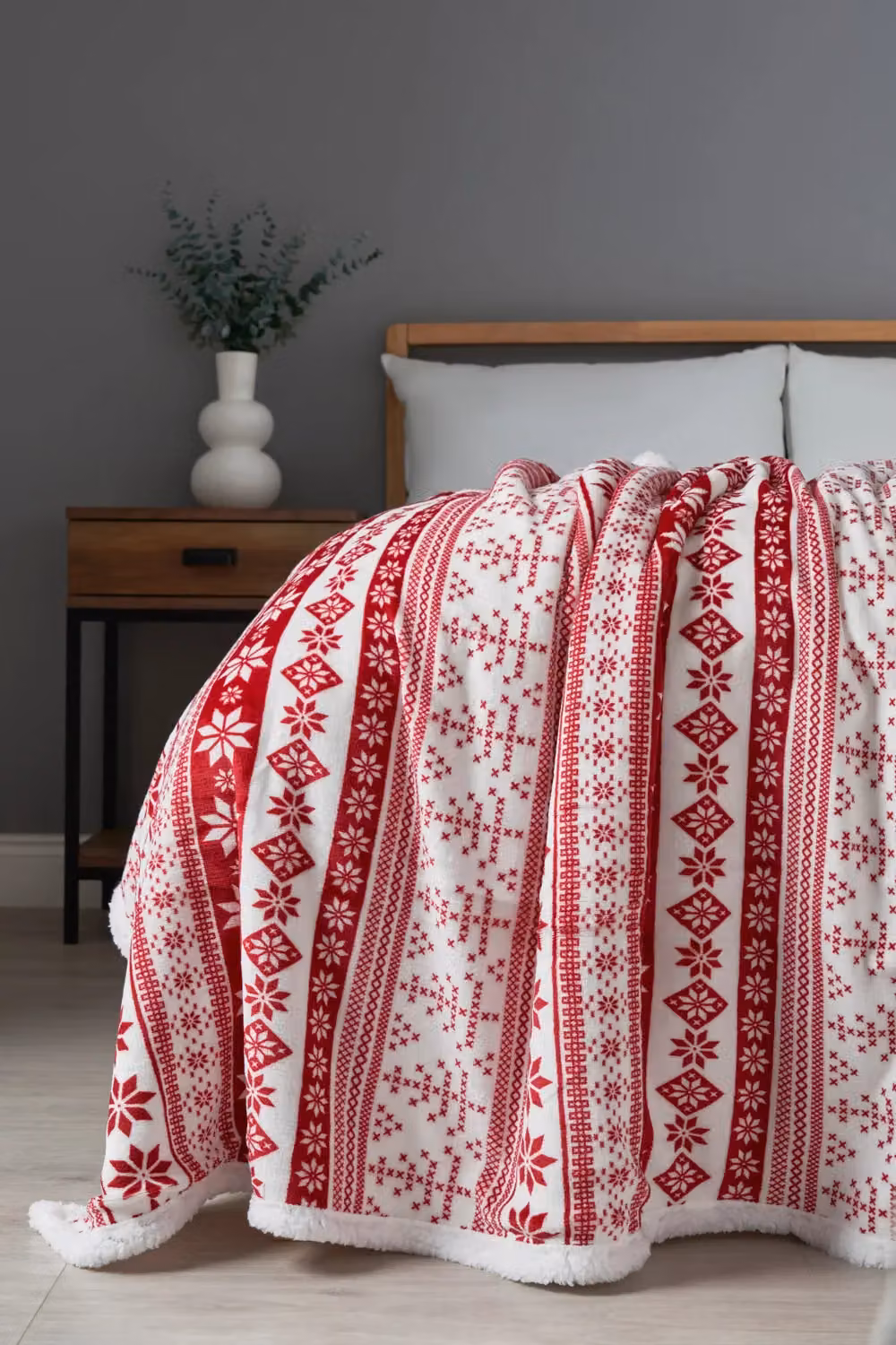 BHS Christmas Fairisle Red and White Fluffy Fleece Throw, W/D/H: 140 x 180 cm – 3