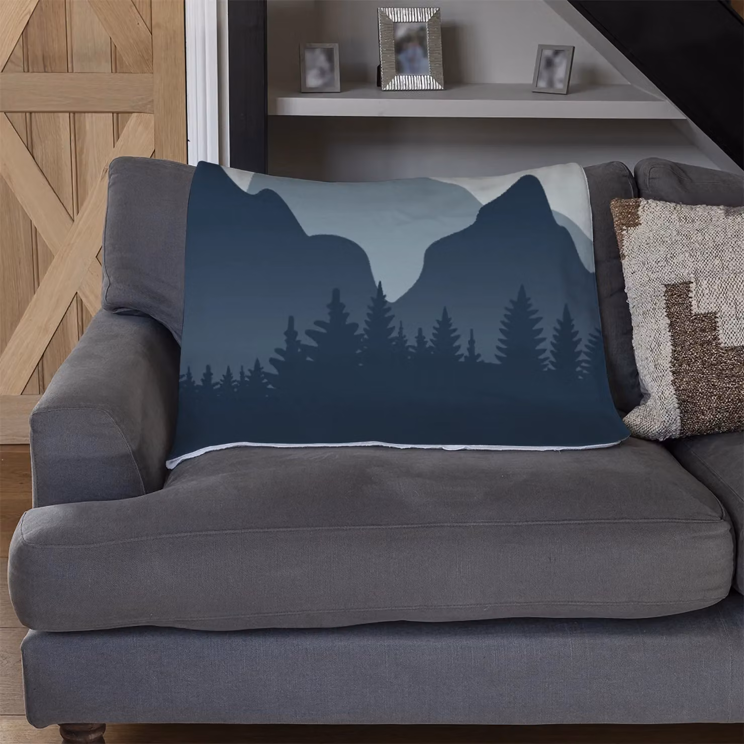 Benjamin Tate Design Mountain Landscape Illustration Fleece Blanket in Blue and Beige, W/D/H: 120 x 150 cm – 3