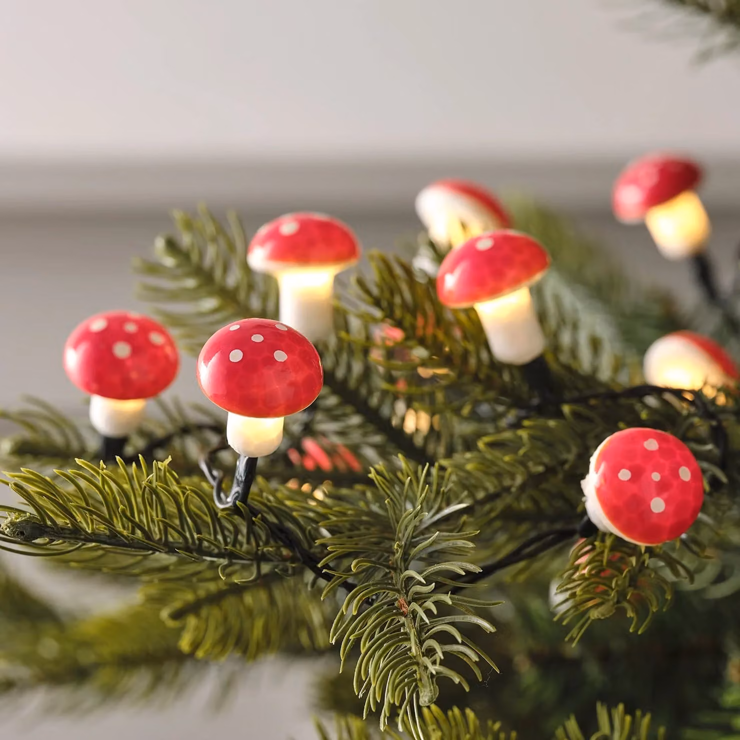 Lights4fun Christmas Indoor 20 LED Warm White Toadstool Mushroom Battery Operated String Fairy Lights on Green Cable with Timer, 1.9m