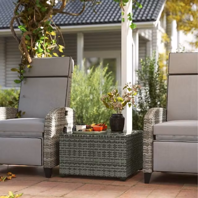 Outsunny Modern Grey Rattan Outdoor Coffee Table with Glass Top