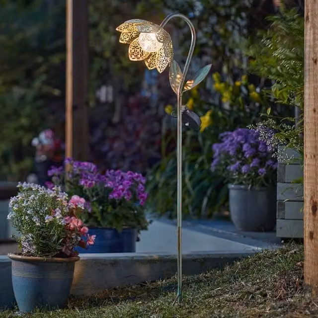 mysmartbuy Scroll Petal Solar Stake Light in Verdigris Green with Bronze Brush Finish and Colour-Changing Crackle Glass Ball, Height: 90 cm
